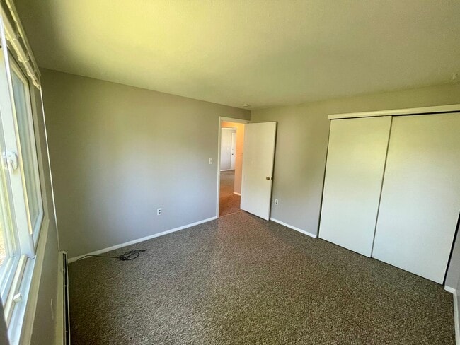 Building Photo - CHARMING TWO BEDROOM IN GROTON - HEAT INCL...