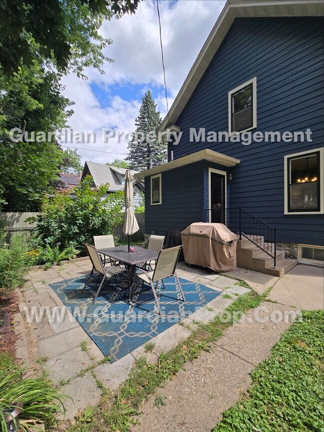 Building Photo - House Available Sep 1st, Move in special for Sep move-in! Updated Kitchen & Baths, Large Fenced Y...