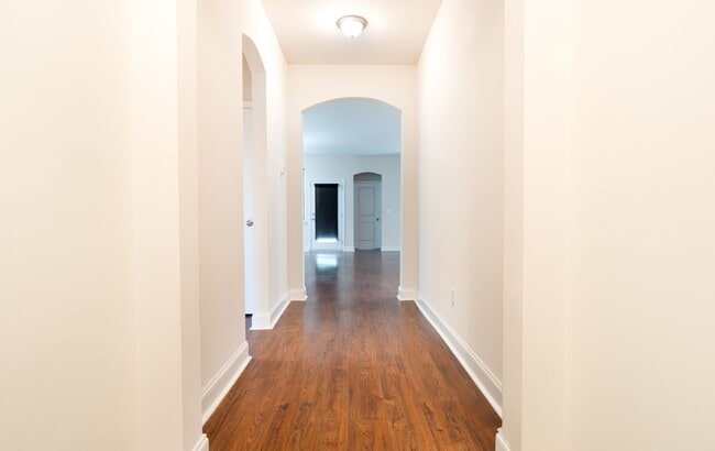 Building Photo - Modern Living in the Heart of Summerville!