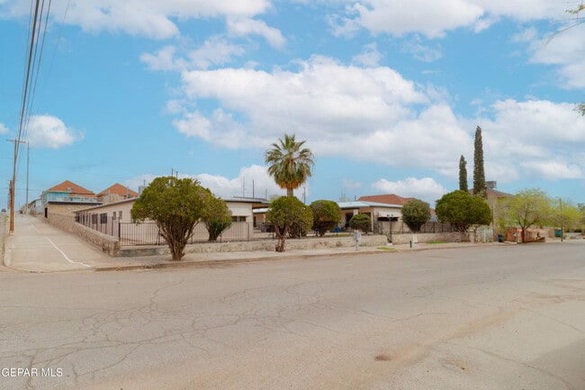 Building Photo - 1210 N Florence St