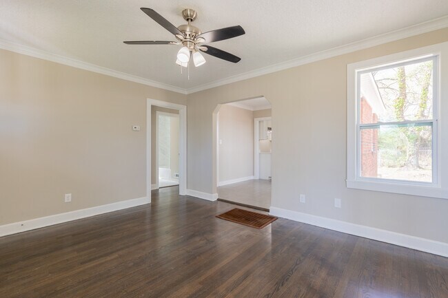 Building Photo - 1055 University St