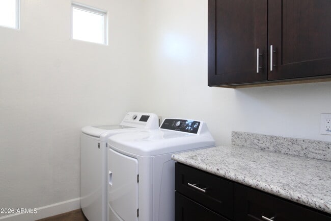 Building Photo - 1024 E Curry Rd