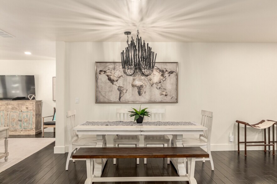 Building Photo - 1935 E Coolidge St