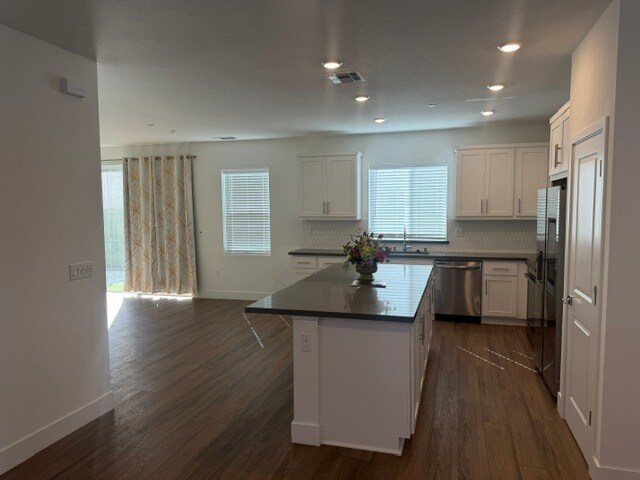 Building Photo - Lathrop - Gorgeous 5 Bedroom 3 Bathroom Home