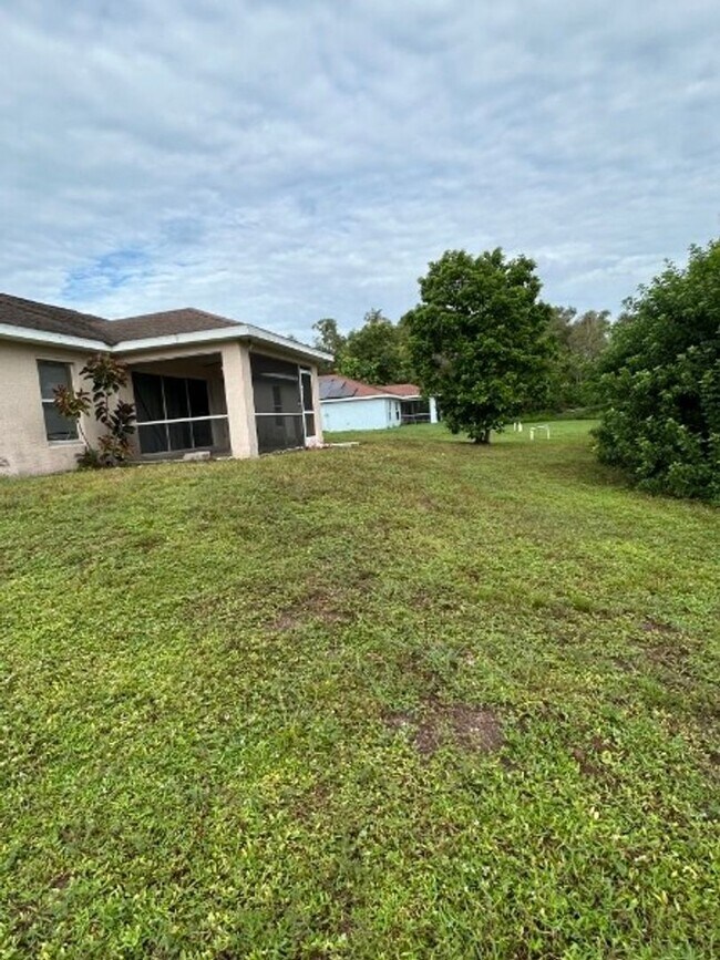 Building Photo - SPACIOUS 3Bd / 2 Ba SINGLE FAMILY HOUSE AVAILABLE