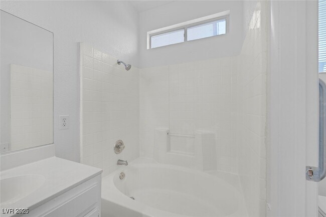 Building Photo - 6520 Lombard Dr