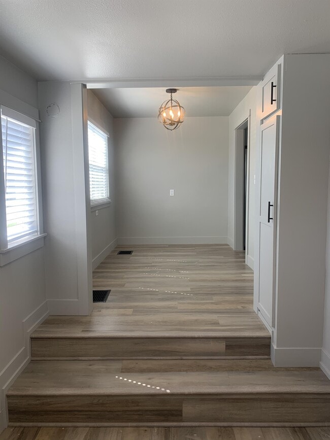 Building Photo - 639 NW Elm Ave