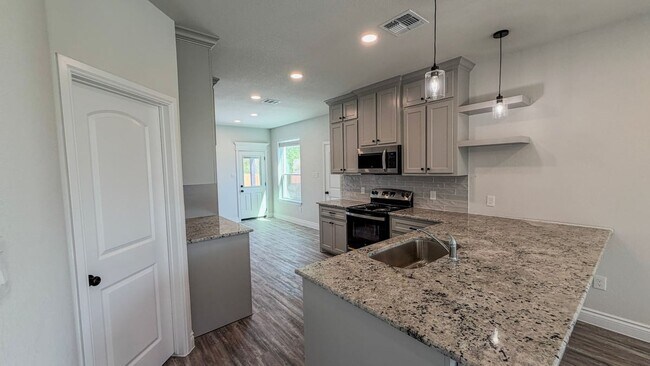 Building Photo - 5950 Hereford Dr