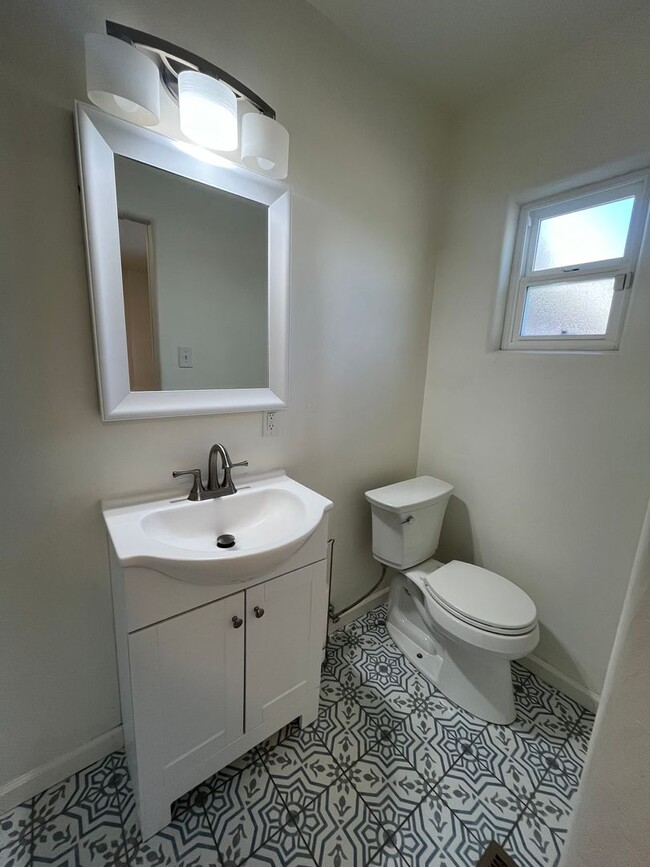 Building Photo - Spacious 2 Bedroom 3 Bathroom Home In ABQ!