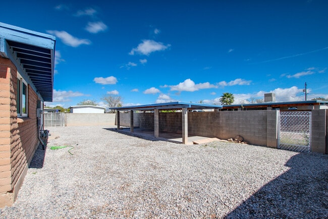 Building Photo - FOR RENT