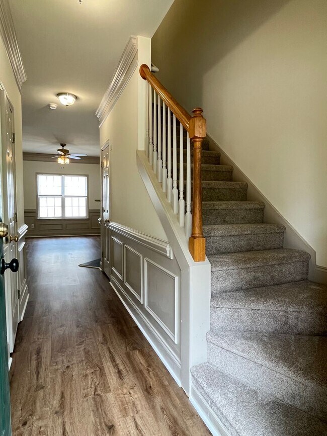 Building Photo - Refreshed 2 Bed Townhome in South Charlott...