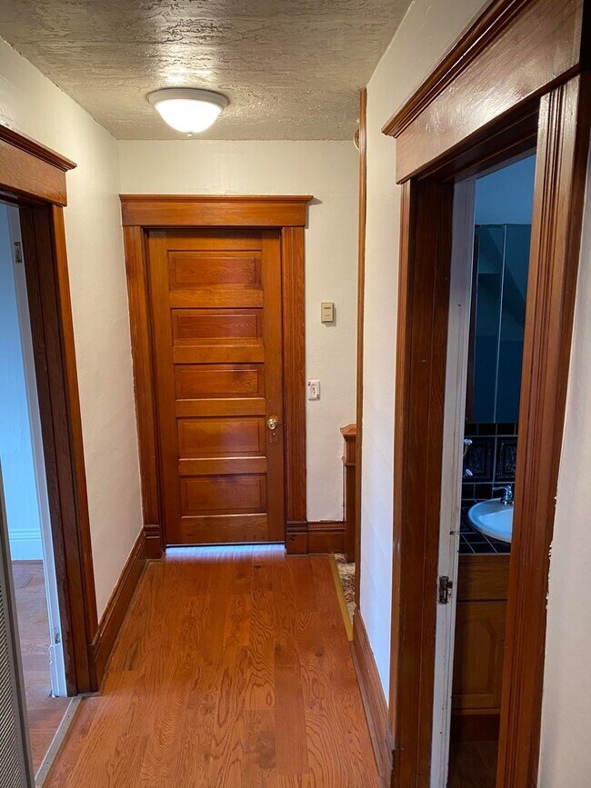 Building Photo - Victorian Charmer – 3 Bed, 1.75 Bath – Utilities Included!