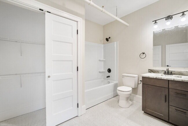 Building Photo - 702 20th St