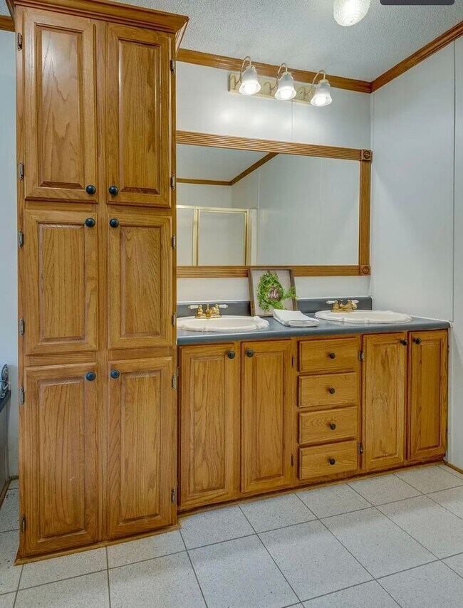 Building Photo - Fairview - 3 bedroom 2 baths - Private living