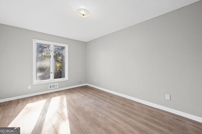 Building Photo - 2127 Golfview Dr SE