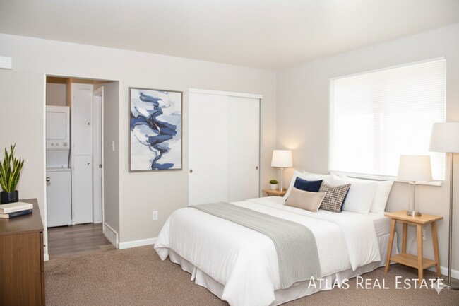 Building Photo - 960 W Moreno Ave