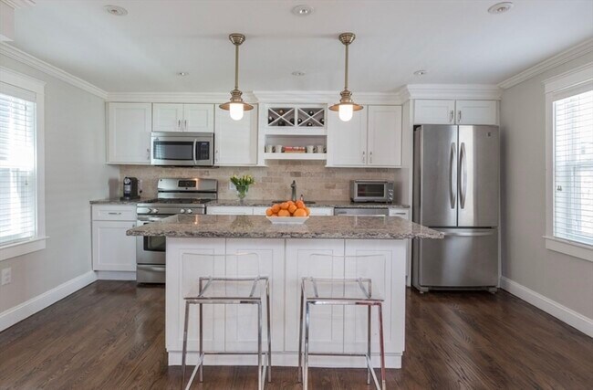 Building Photo - 622 E 2nd St