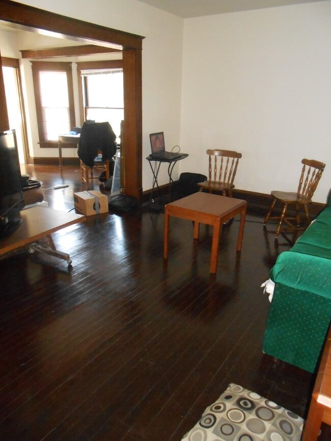 Building Photo - 4 Bed 2 Bath close to UWEC!