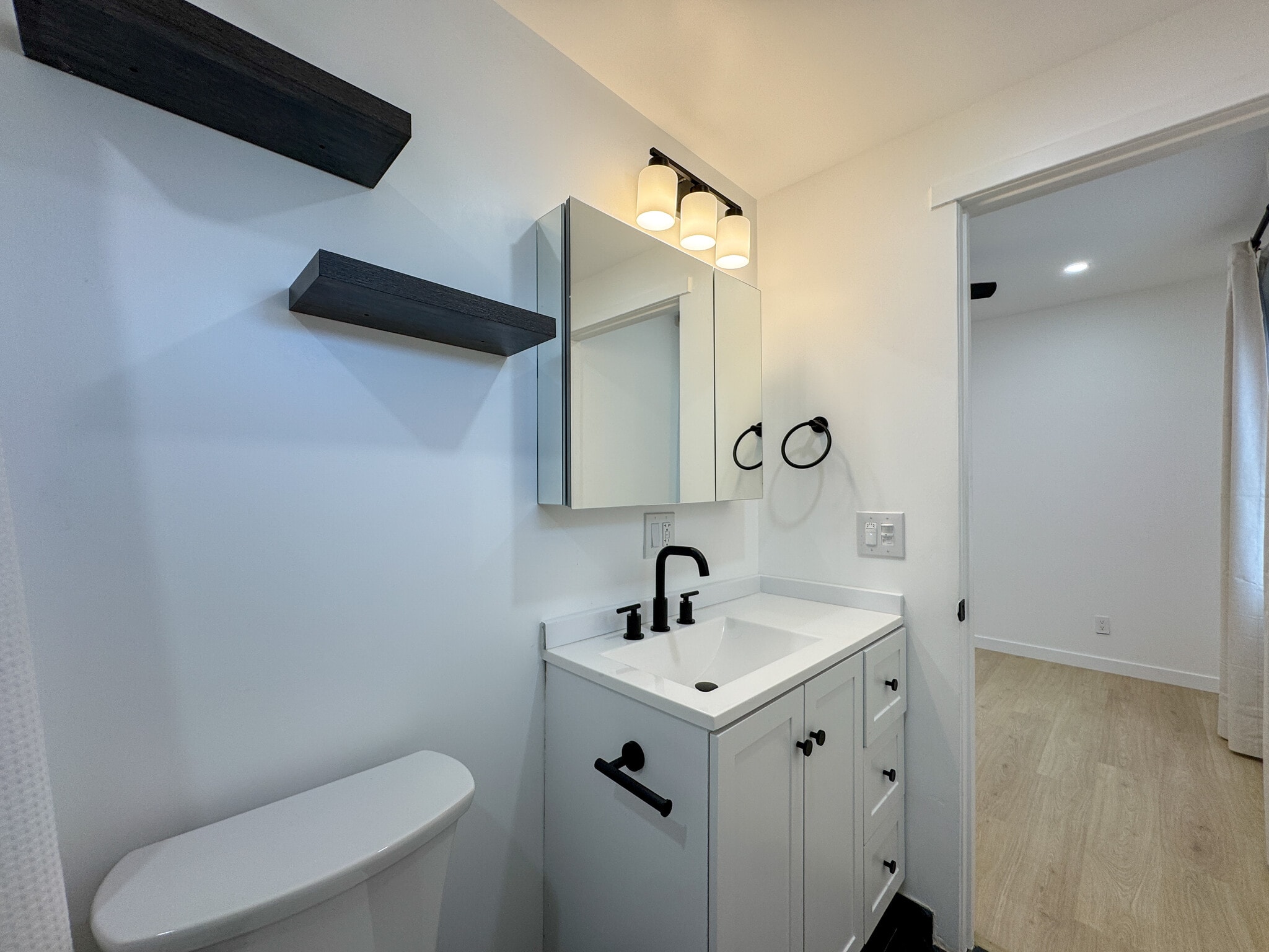 Building Photo - 956 Camulos St