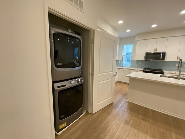 Building Photo - 3 bed, 3.5bath wihtin The Pacific Ridge Community in Oceanside