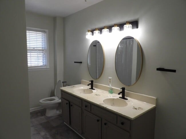 Building Photo - 917 9th Ave S