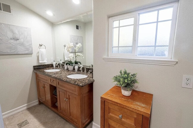 Building Photo - 1915 Washington St