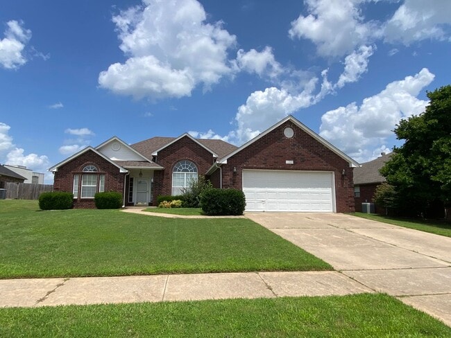 Building Photo - Great location with easy highway access.