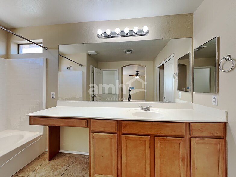 Building Photo - 25768 W Ashley Dr
