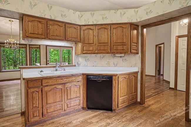 Building Photo - East Gate Area | Home | Unfurnished