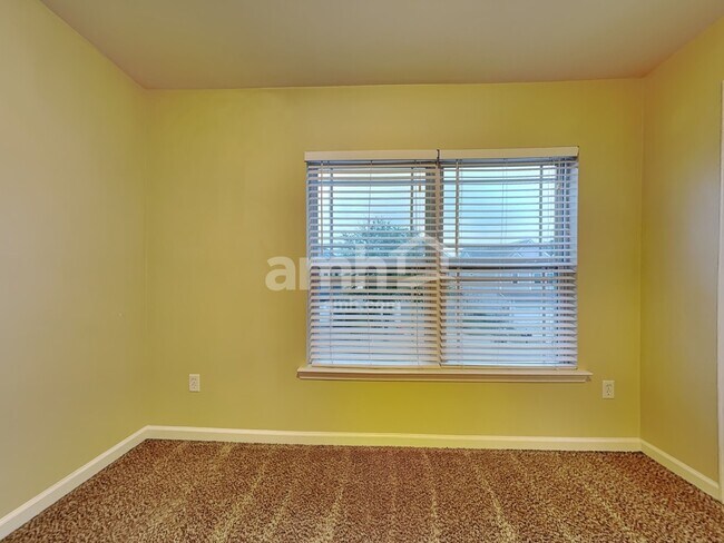 Building Photo - 90 Summer Hill Way