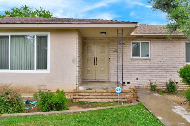 Building Photo - 1564 E Escalon Ave