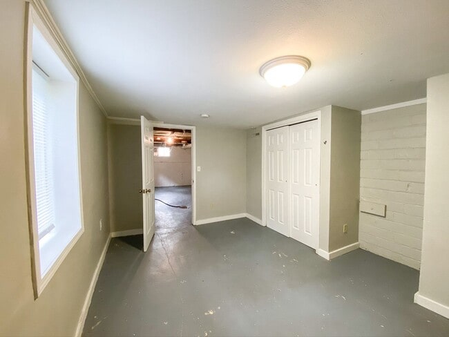 Building Photo - 4 Bedroom House Near Campus