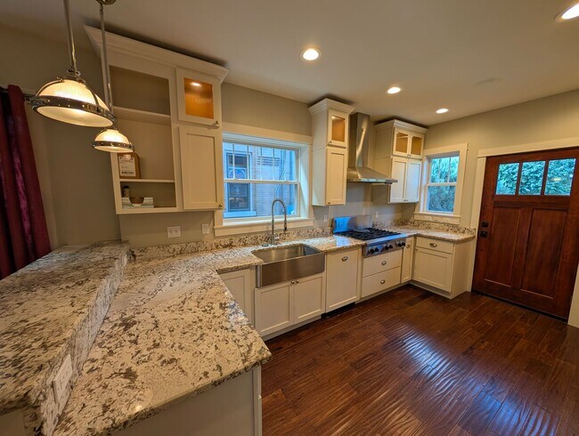 Building Photo - Beautiful 3 Bedroom House right across from City Park