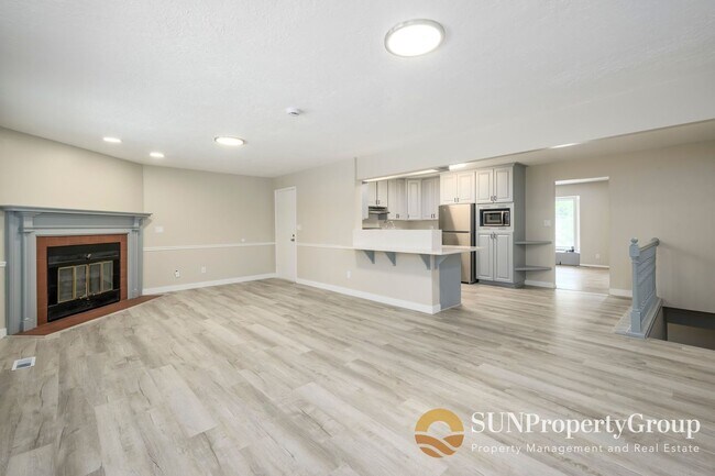 Building Photo - Stunning Remodeled Home in Desirable Cottonwood Heights!