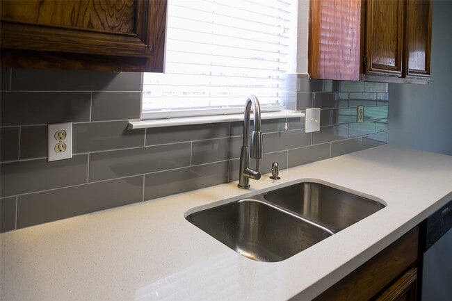 Building Photo - 12051 Creekhurst Dr