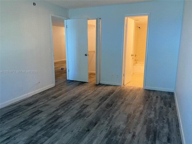 Building Photo - 201 Lake Pointe Dr