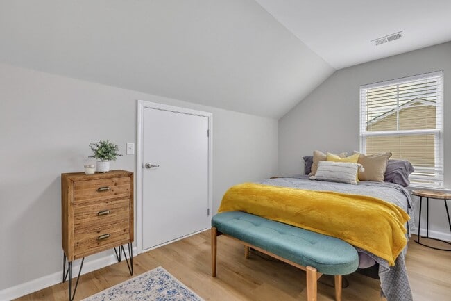 Building Photo - Executive Home in Convenient Location