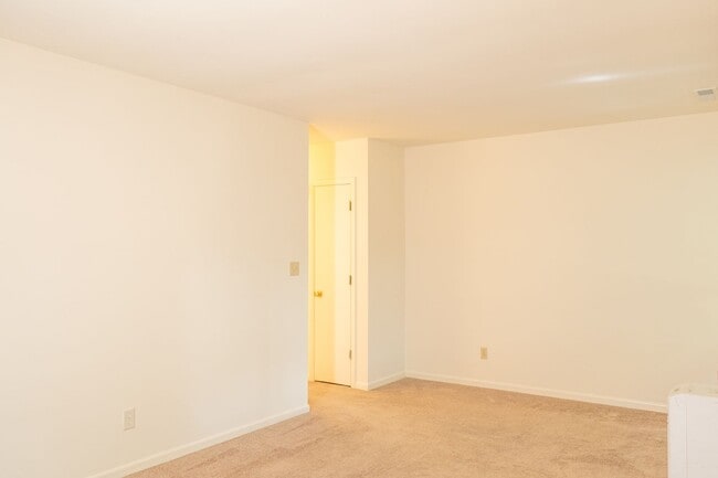 Building Photo - 2 Bedroom Townhouse Available in July