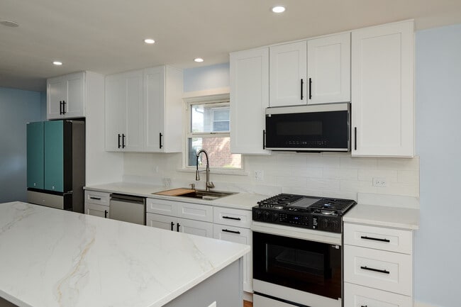 Building Photo - 8544 W Roseview Dr