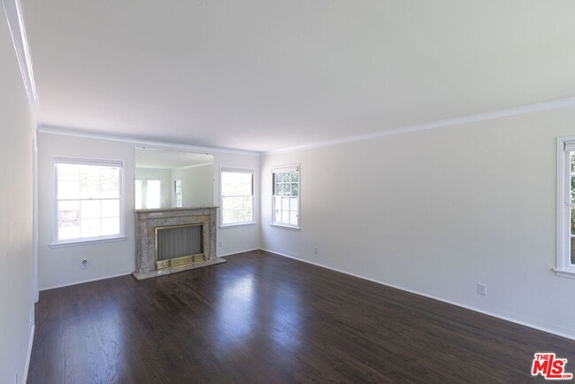 Building Photo - 2547 Canyon Dr