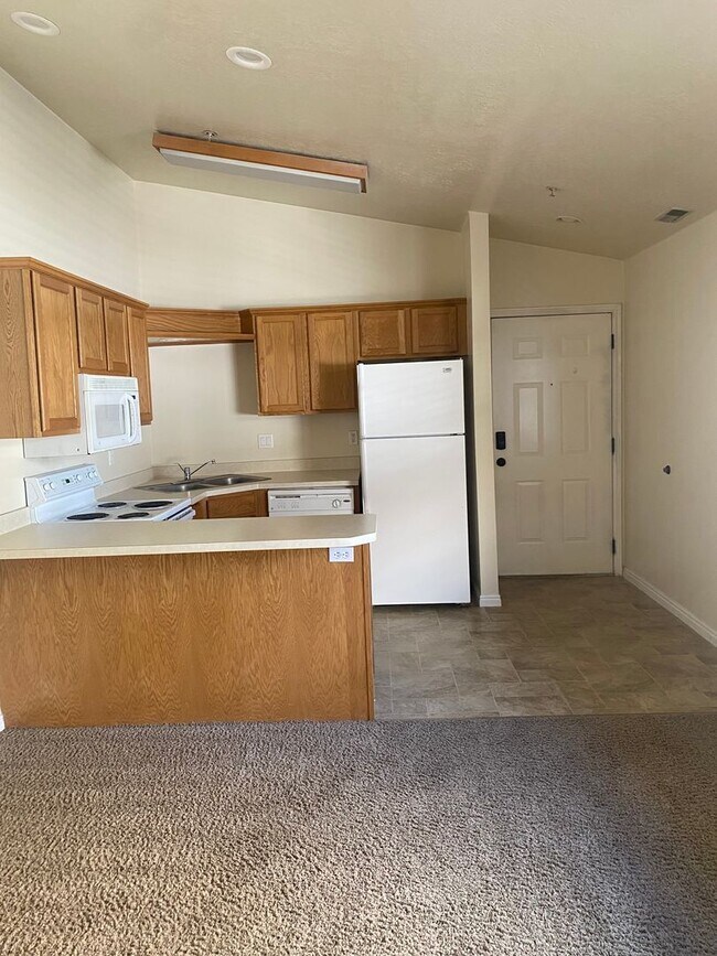 Building Photo - One Bedroom near Utah Valley Hospital, Provo Recreation Center, and BYU! | Available August 25th