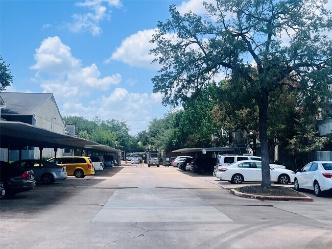 Building Photo - 9797 Leawood Blvd