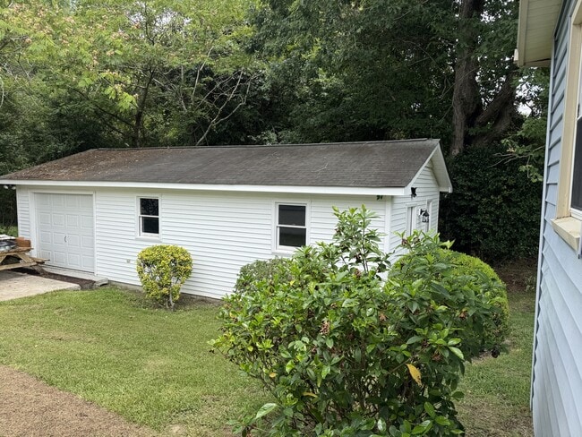 Building Photo - 208 Regalwood Dr