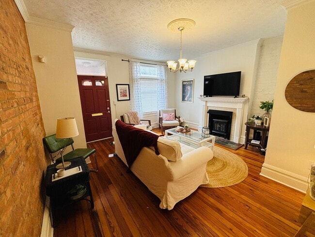 Building Photo - 2 bedroom, 2.5 bathroom brick townhouse