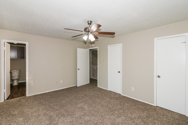 Building Photo - 15310 Meadow Village Dr