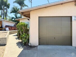 Building Photo - Single Level Duplex!