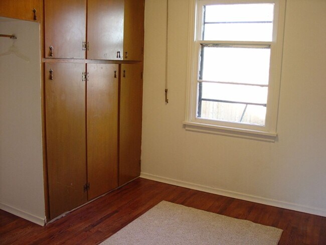 Building Photo - Greenwood Duplex
