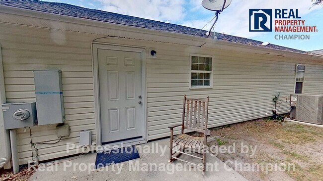 Building Photo - 3 BD/2BA Home with Sunny Floorplan and Eat-in Kitchen