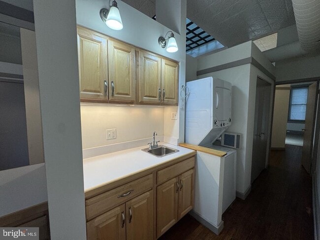 Building Photo - 328 S Broadway