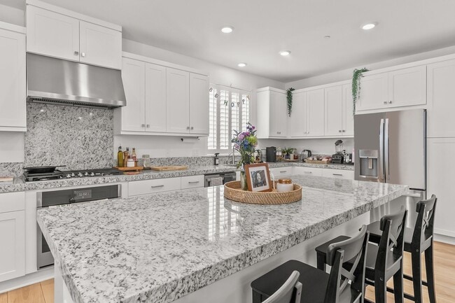 Building Photo - Exquisite Modern Townhome Nestled in the T...
